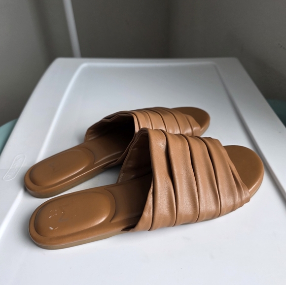 Marc Fisher oswin 2 flat sandal in medium natural Size 7.5 - Picture 4 of 7